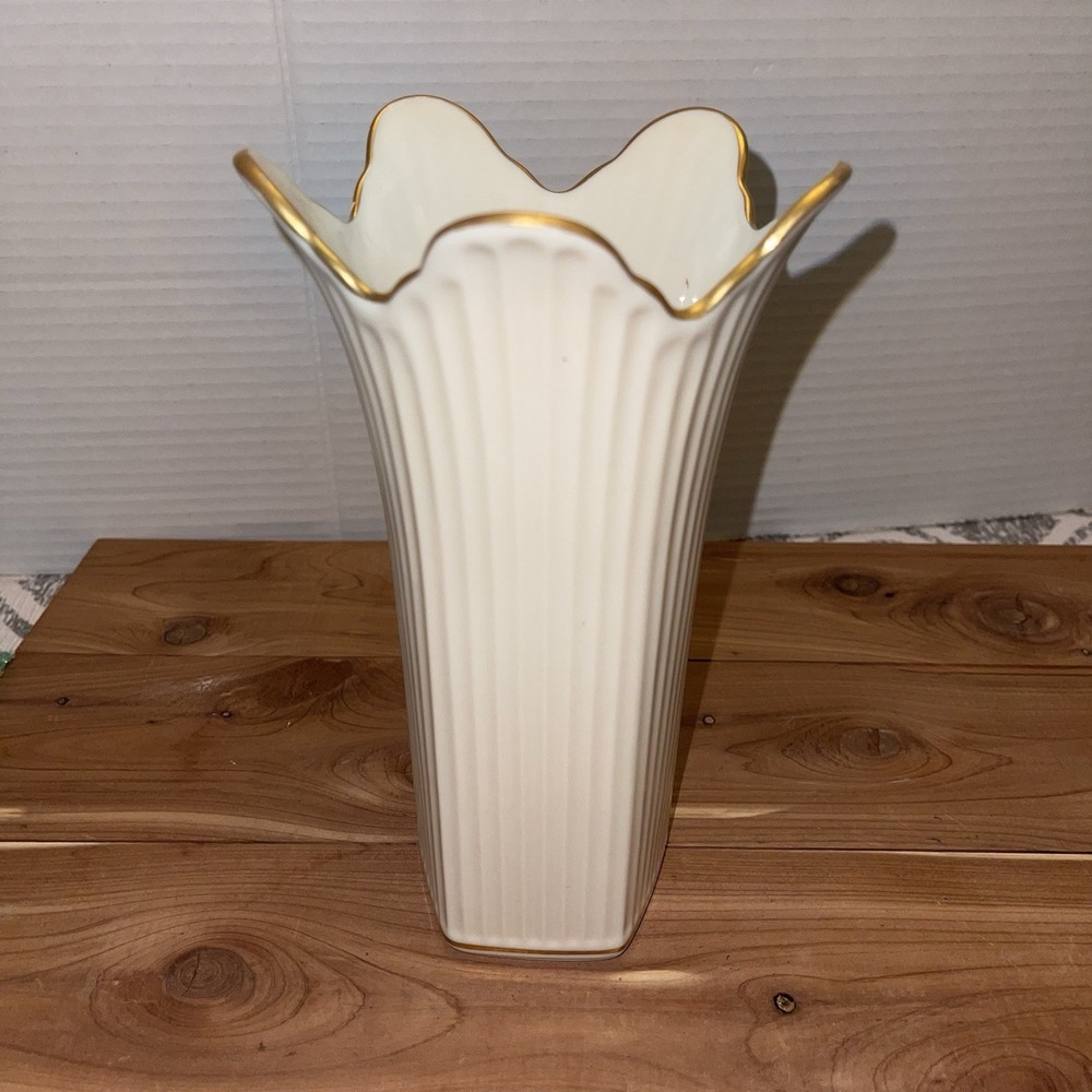 LENOX Meridian Collection Gold Trim 7 3/4" Vase BEAUTIFUL! - Picture 2 of 6